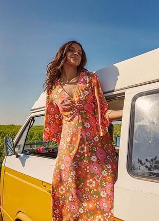 Красива сукня міді в яскравий квітковий принт