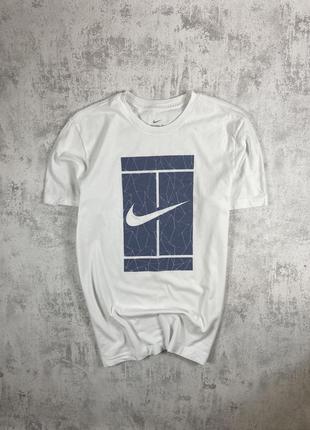 Стильна біла футболка nike court з великим логотипом