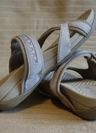 Чудові регульовані замшеві бежеві шльопанці з декором clarks англія 37р.
