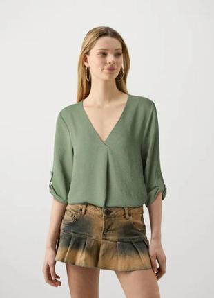 Атласная бирюзовая блуза с рукавами от stradivarius под zara с v-вырезом