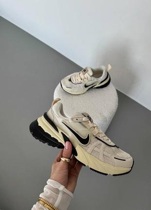 Женские кроссовки nike runtek summit Air black найк бежевого с черными цветами