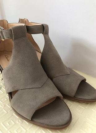 Clark’s босоніжки на каблучку