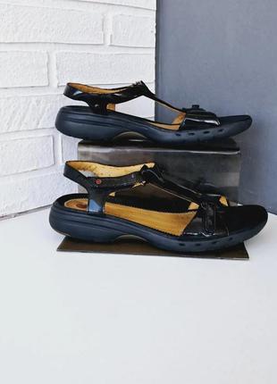 Женские кожаные сандалии clarks