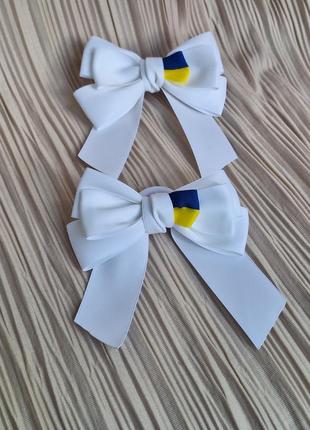 Маленькие белые бантики