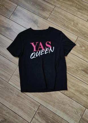 Футболка черная укороченная с надписью yes queen