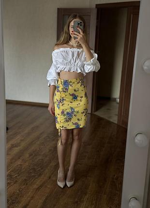 Стильная желтая юбка миди с цветами размер xs-s с разрезом3 фото