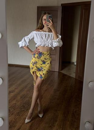 Стильная желтая юбка миди с цветами размер xs-s с разрезом
