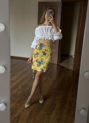 Стильная желтая юбка миди с цветами размер xs-s с разрезом7 фото