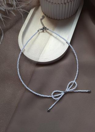 Чокер бантик из бисера белый черный разные цвета бант на шею тренд ожерелье