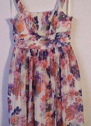 Легка святкова сукня у квітковий принт р.18