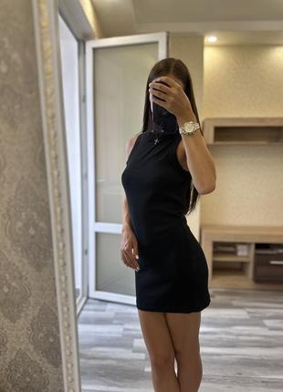 Чорна сукня в рубчик