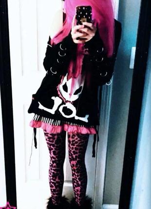 Колготки с леопардовым принтом в стиле эмо.