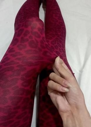 Колготки с леопардовым принтом в стиле эмо.