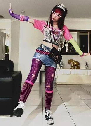 Колготки с леопардовым принтом в стиле эмо.