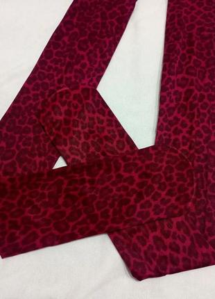 Колготки с леопардовым принтом в стиле эмо.