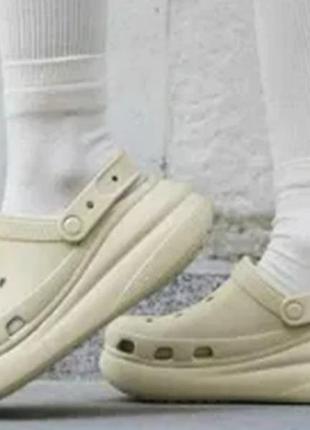 Бежевые женские кроксы фирмы crocs classic crush clog 38