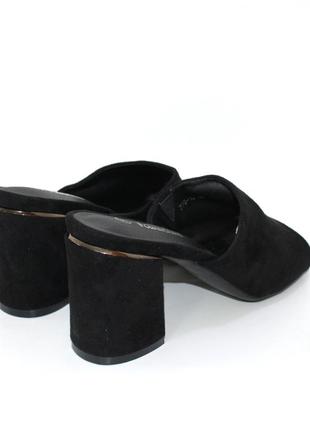 Женские черные замшевые шлепанцы на каблуке5 фото