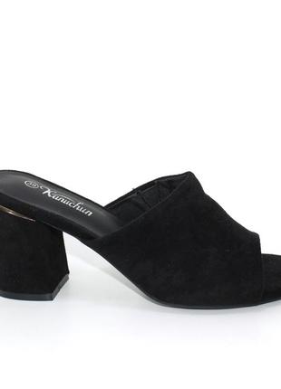 Женские черные замшевые шлепанцы на каблуке3 фото