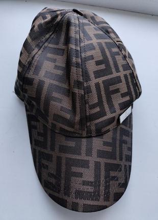 Продам кепку fendi