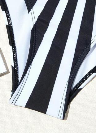 Полосатый слитный купальник