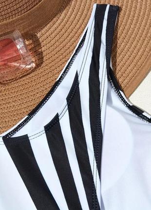 Полосатый слитный купальник