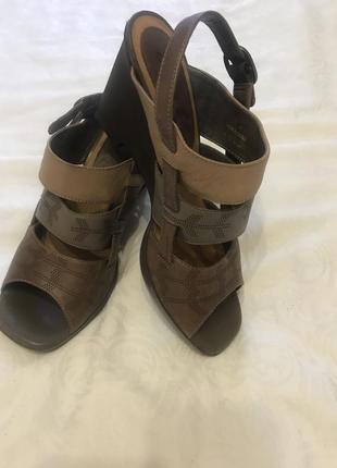 Clarks женские босоножки на танкетке 39 размер
