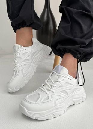 Легкі жіночі білі кросівки на високій підошві