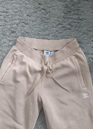 Спортивні штани adicolor essentials hj7850 бежевий regular fit, size s, півпояс резинка 35-43 бедра 53-55 довжина 98