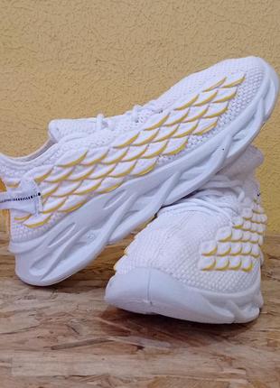 Кросівки жіночі