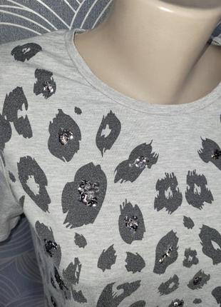 Красивая футболка со стразами