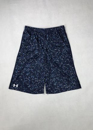 Спортивные длинные шорты under armour с короткими карманами и камуфляжным принтом