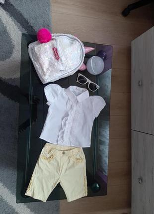 Рубашка и шорты.