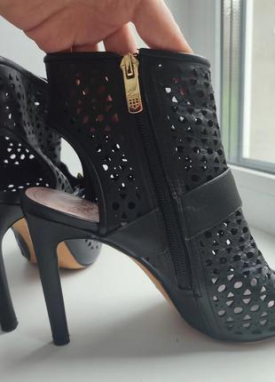 Босоніжки чорні