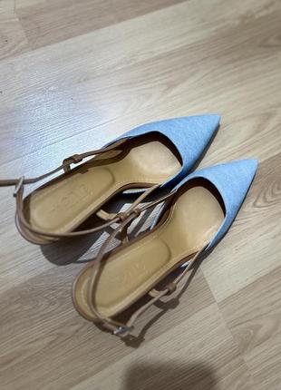 Босоніжки з відкритою пʼяткою