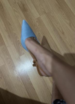 Босоніжки з відкритою пʼяткою