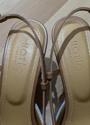 Босоніжки з відкритою пʼяткою