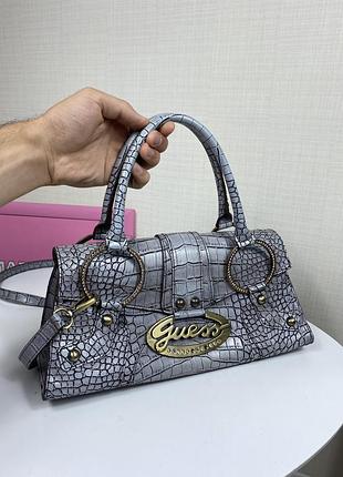 Guess оригинальная сумочка под винтаж треугольная лаковая змея с крупной пряжкой