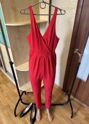 Женский брючный комбинезон красного цвета.