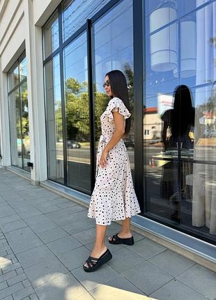 Сукня міді на запах у горошок приталена а силуету з поясом з рукавами крильцями з рюшами оборками чорна бежева бордова батал софт7 фото