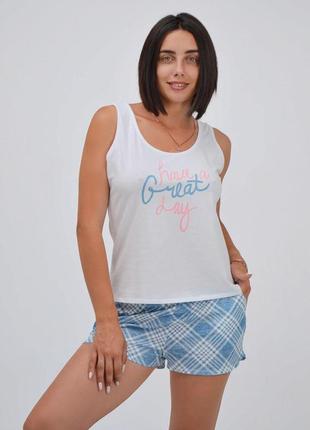 Жіноча піжама, домашній комплект біла майка на широкій бретелі та короткі сині шорти в клітинку роксана