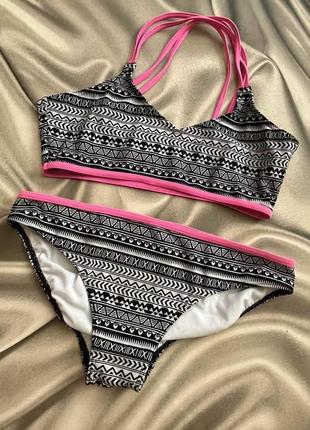 Яскравий купальник