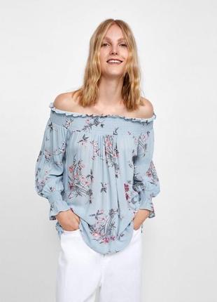 Нежная голубая блуза с цветочным принтом бренда zara