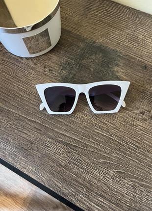 Стильні сонцезахиснібілі окуляри