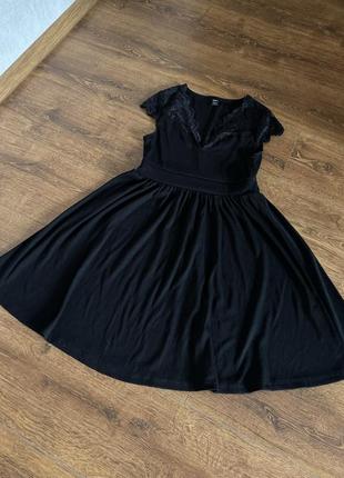 Стильная чёрное короткое платье сарафан  в рубчик с кружевом размер s