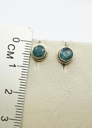 Сережки-гвоздики срібні зі смарагдом 0,92 г2 фото
