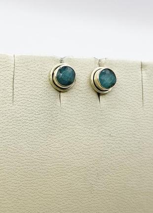 Сережки-гвоздики срібні зі смарагдом 0,92 г4 фото