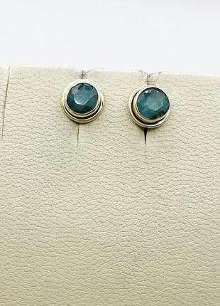 Сережки-гвоздики срібні зі смарагдом 0,92 г