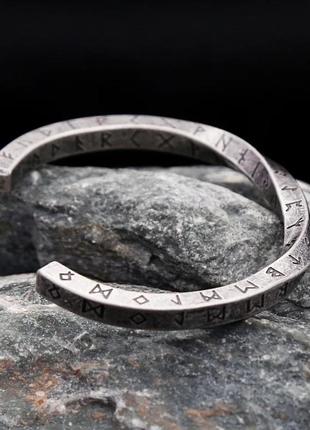 Чоловічий браслет на руку від самого вікінга "runes&v" у скандинавському стилі з рунами