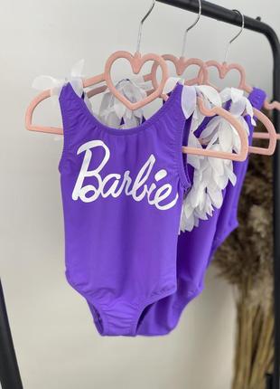 Купальник суцільний з декором лавандовий з надписом barbie