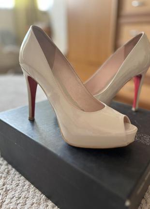 Лаковані туфлі